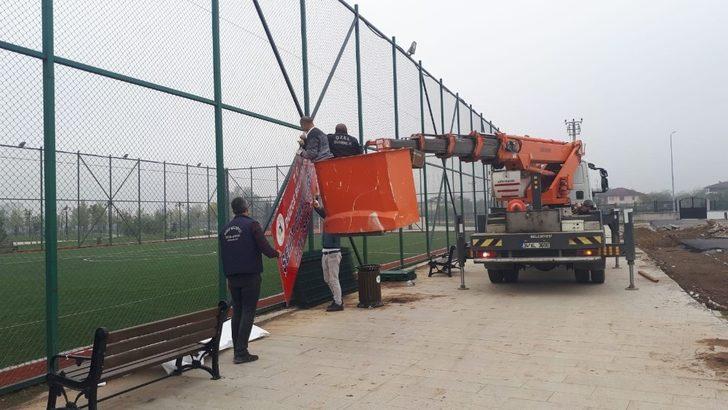 Caddelerdeki tabelalar ışıklandırıldı G3