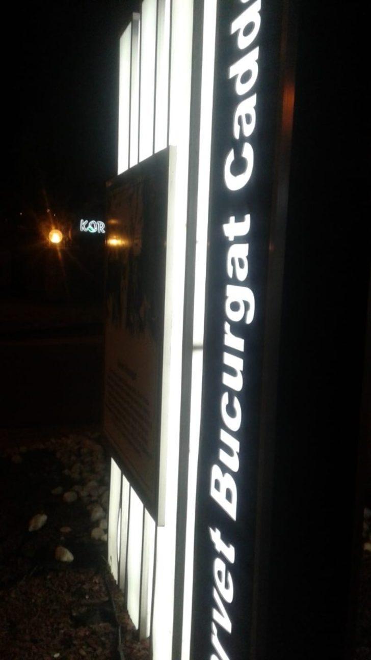 Caddelerdeki tabelalar ışıklandırıldı G4