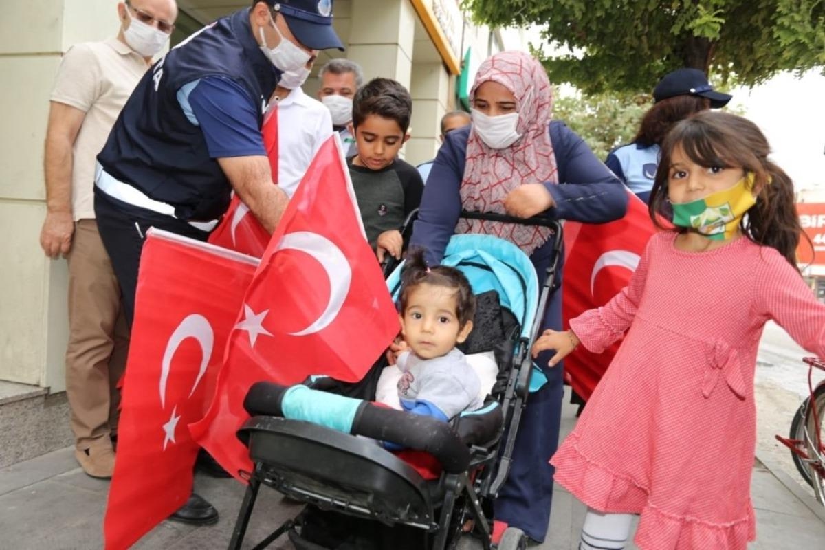 Adıyaman&rsquo;da T&uuml;rk Bayrağı dağıtıldı