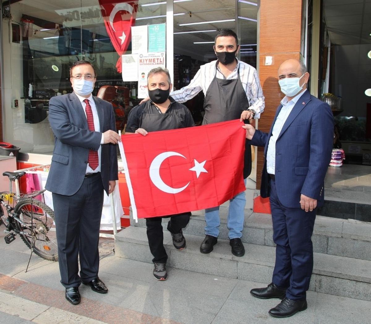 Esnafa ve &ouml;ğrencilere T&uuml;rk Bayrağı