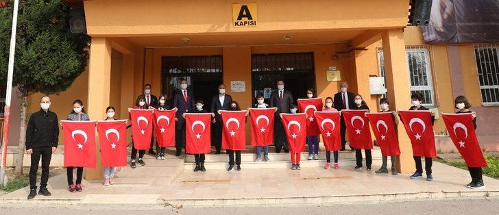 Esnafa ve öğrencilere Türk Bayrağı G2