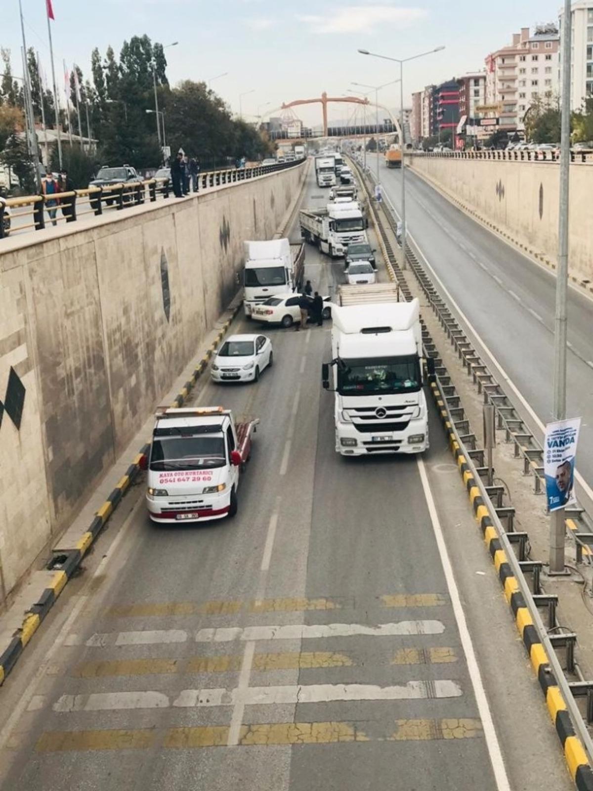 Otomobil duvara &ccedil;arptı: 1 yaralı