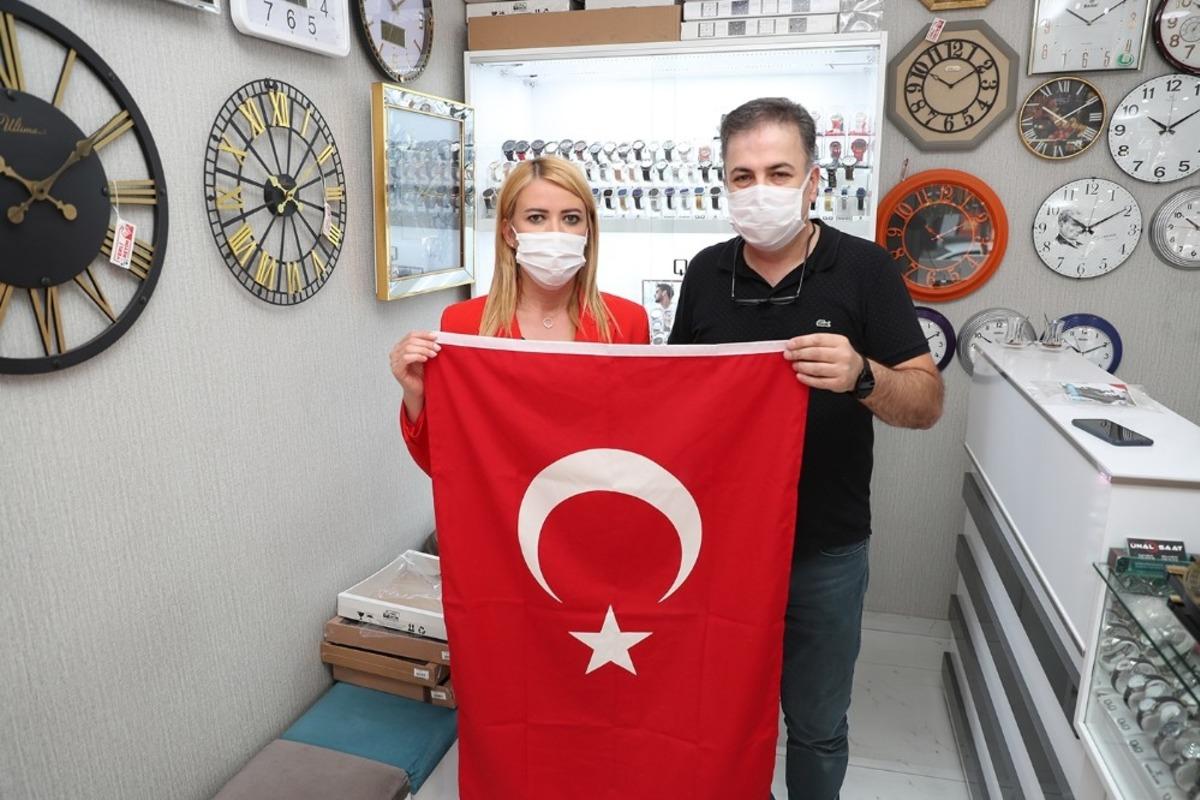 Merkezefendi Belediyesinden esnaf ve vatandaşa T&uuml;rk bayrağı