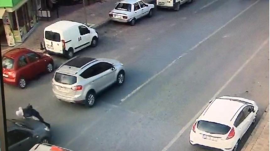 Yolun karşısına geçen yayaya otomobil çarptı