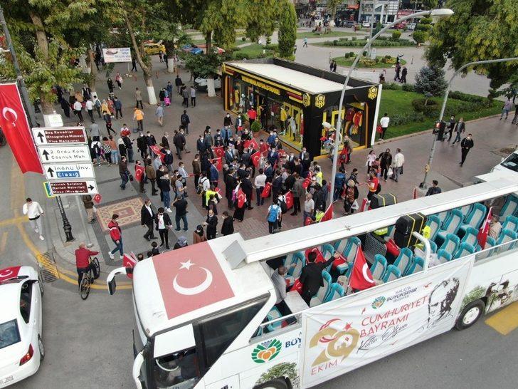 Cumhuriyet kortej yürüyüşü ilgi gördü G1