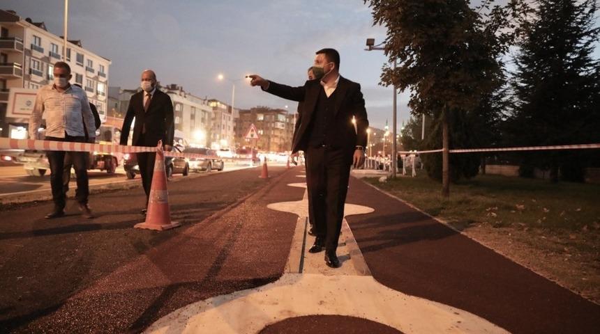 Başkan Arı bisiklet ve y&uuml;r&uuml;y&uuml;ş yolunda incelemelerde bulundu