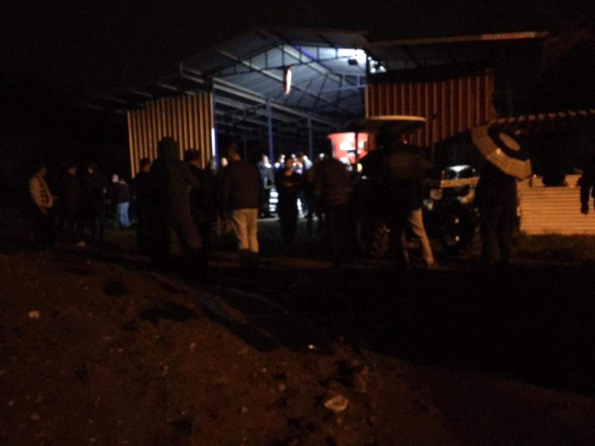 Trakt&ouml;r ile demir kapı arasına sıkışan &ccedil;ift&ccedil;i hayatını kaybetti