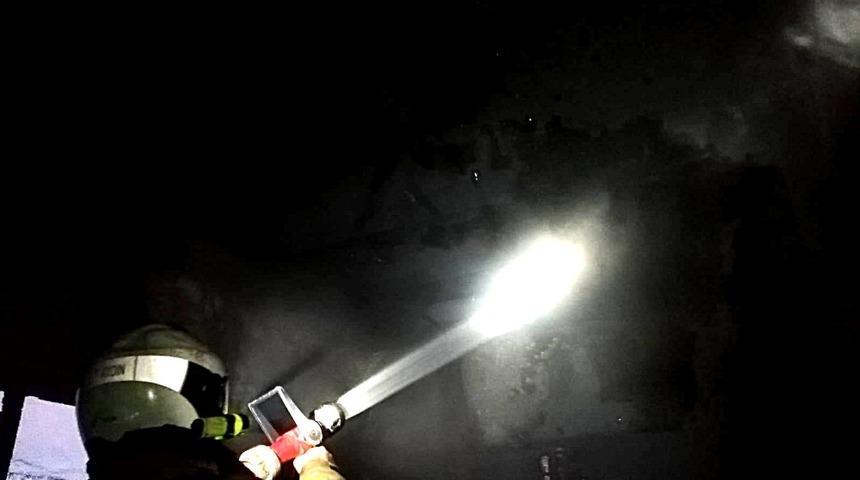 Edremit’te madde bağımlıları evi yaktı