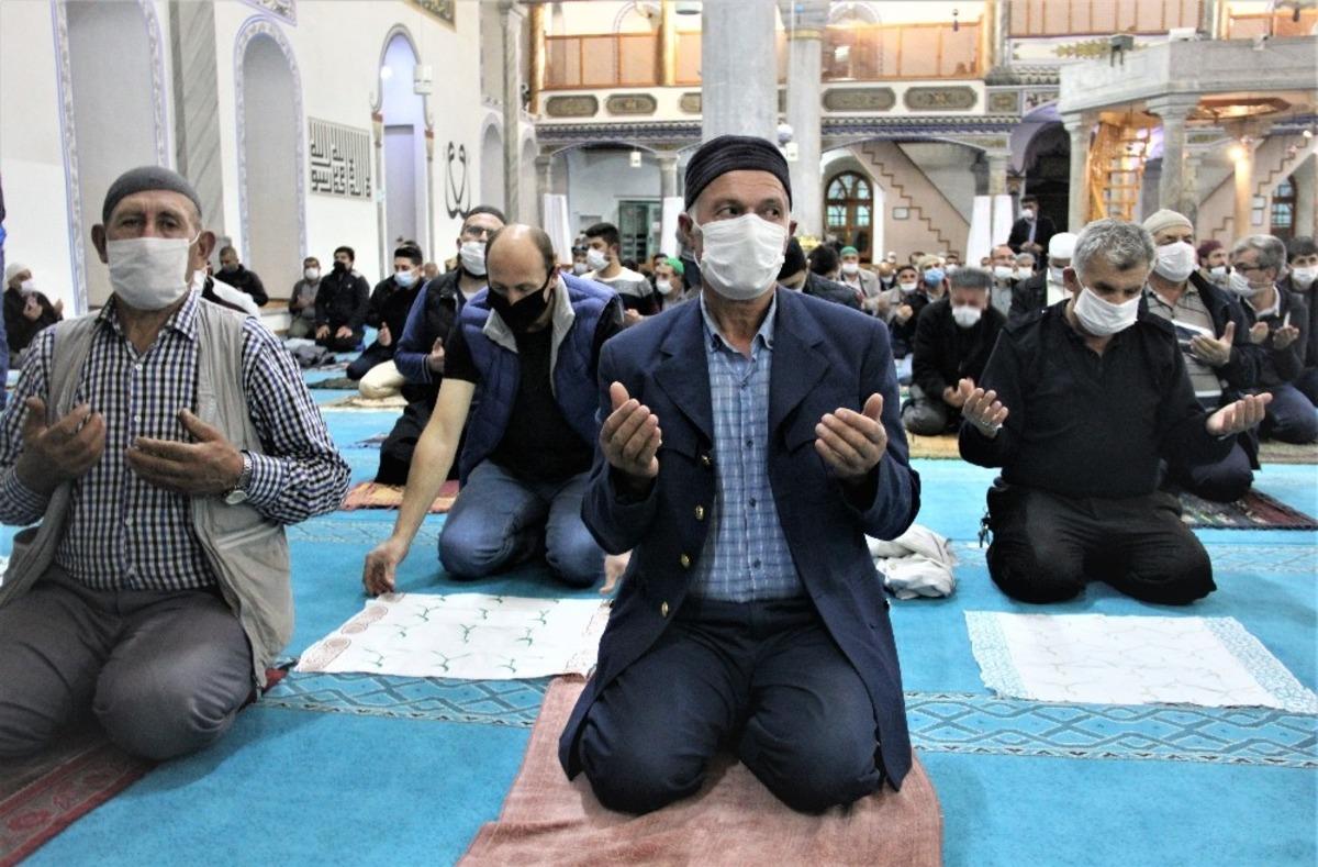 Kutlu gecede sevin&ccedil; ve h&uuml;z&uuml;n bir arada