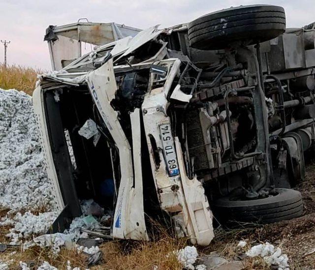 Kamyonlar kafa kafaya çarpıştı: 3 ölü, 1 yaralı