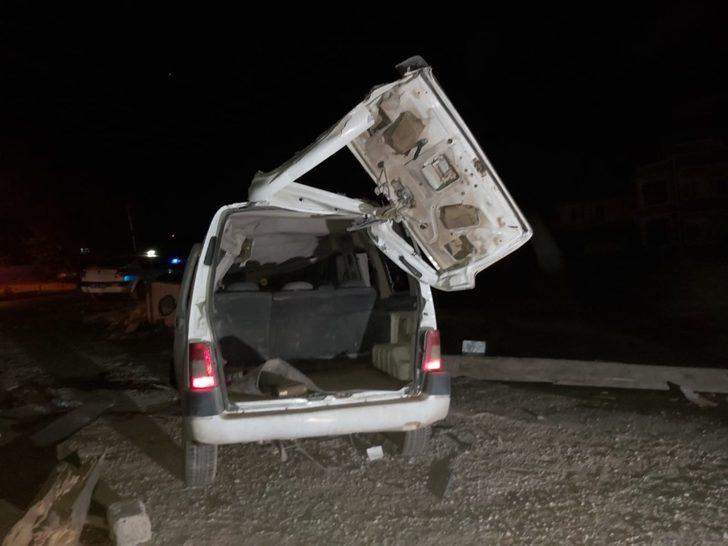 Otomobil elektrik direklerine çarptı: 1 yaralı G3