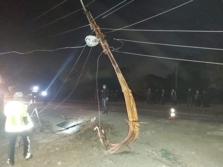 Otomobil elektrik direklerine çarptı: 1 yaralı G4