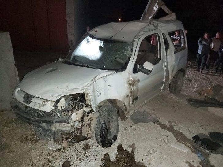 Otomobil elektrik direklerine çarptı: 1 yaralı G5