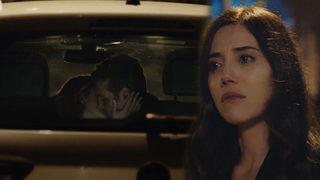 Sadakatsiz 4. son bölüme damga vuran ihanet sahnesi! Asya, Volkan ve Derin'i öpüşürken gördü! Sadakatsiz dizisi sosyal medyada gündem oldu