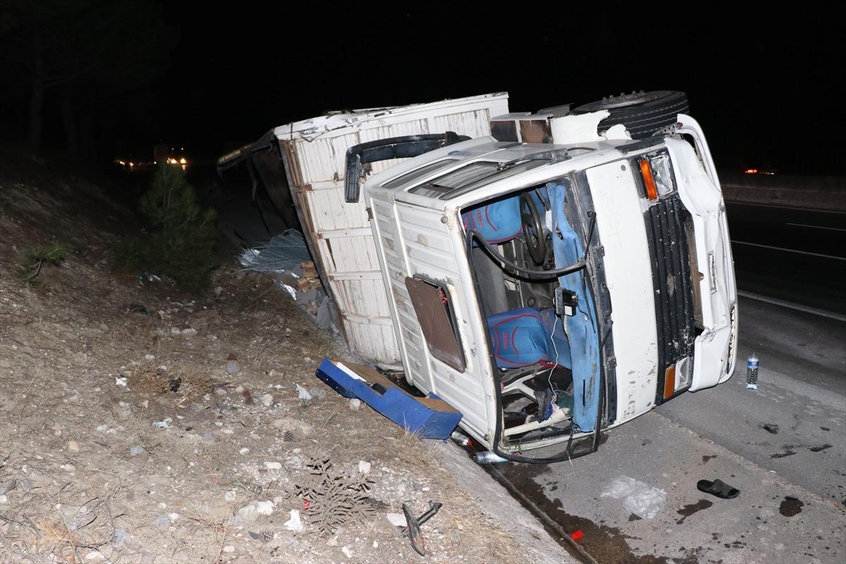 Adana'da freni patlayan kamyon kamyonete &ccedil;arptıktan sonra devrildi