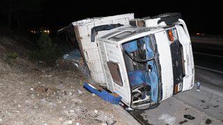 Adana'da freni patlayan kamyon kamyonete çarptıktan sonra devrildi