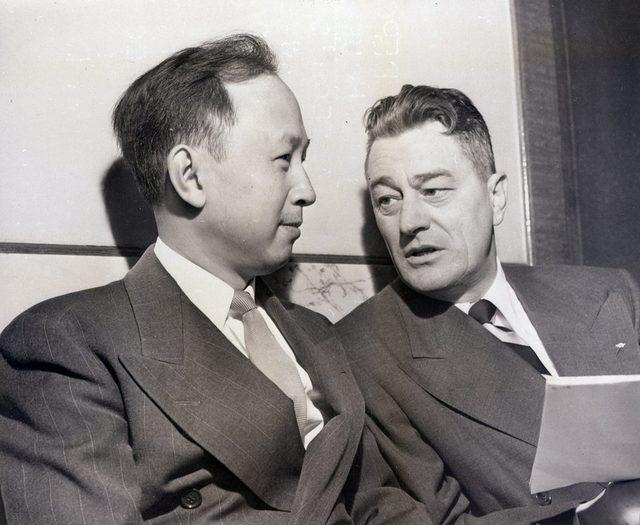 Qian Xuesen ve avukatı Grant Cooper, 1950'de bir duruşmadan önce