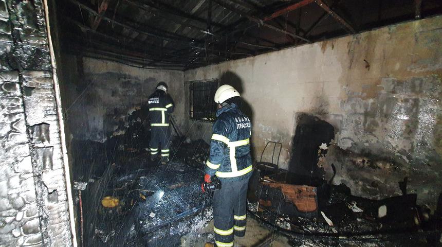 Alkol alıp, annesine ait evi yaktı