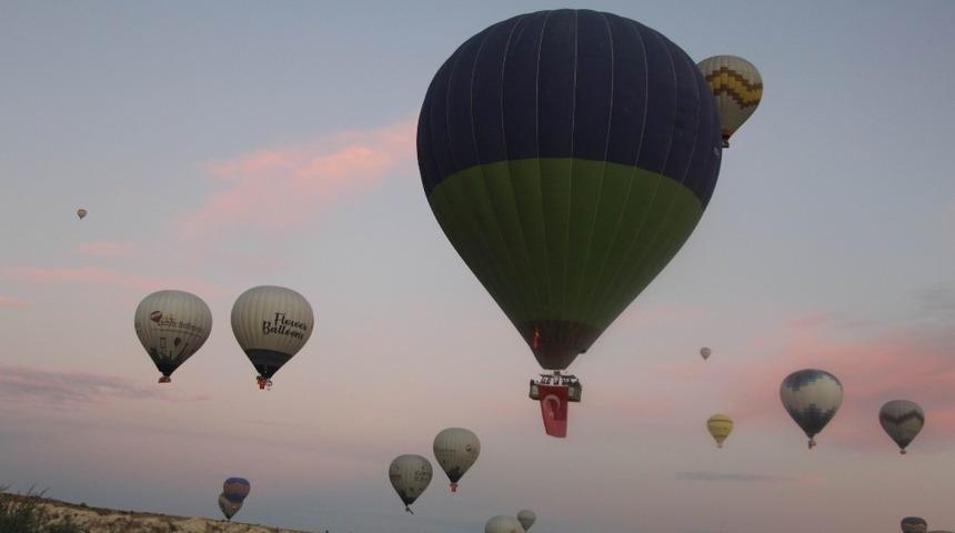 Kapadokya&rsquo;da g&ouml;ky&uuml;z&uuml;nde 29 Ekim Cumhuriyet Bayramı coşkusu