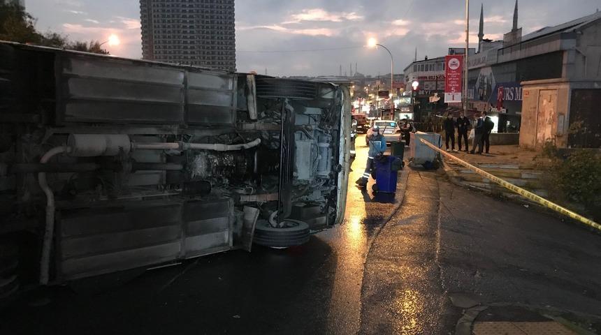 Gaziosmanpaşa&rsquo;da servis aracı devrildi: 8 yaralı