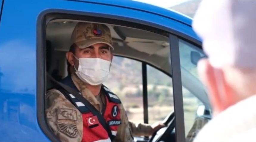 Yaşlı adamın bayrak hassasiyeti