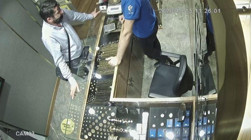 (&Ouml;zel) Sahte altınla kuyumcuları dolandıran &lsquo;Altın Faresi&rsquo; kamerada