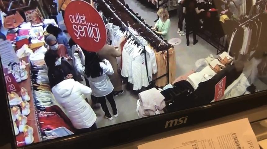 Kalabalığa aldırmadı! Gömlekle gizlemeye çalıştı