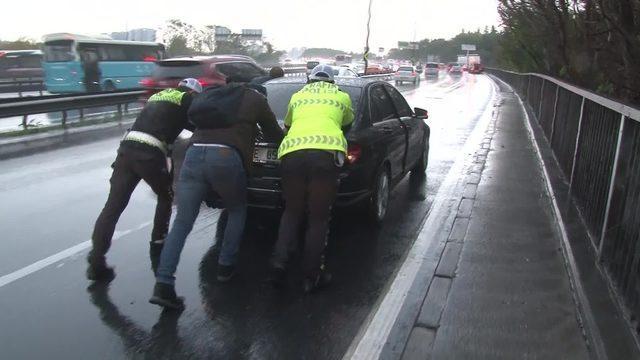 E-5’te mahsur kalan araçları polis ekipleri iterek kurtardı