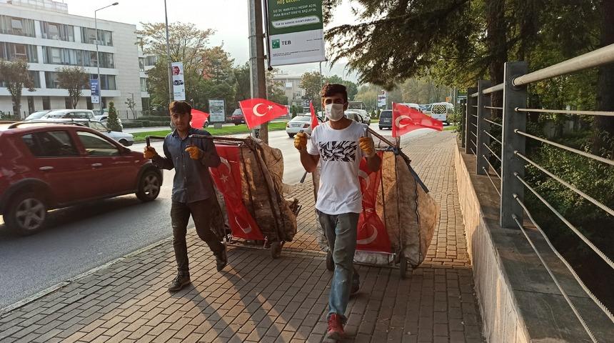 Cumhuriyet Bayramı'na kartoncu çocukların görüntüsü damga vurdu