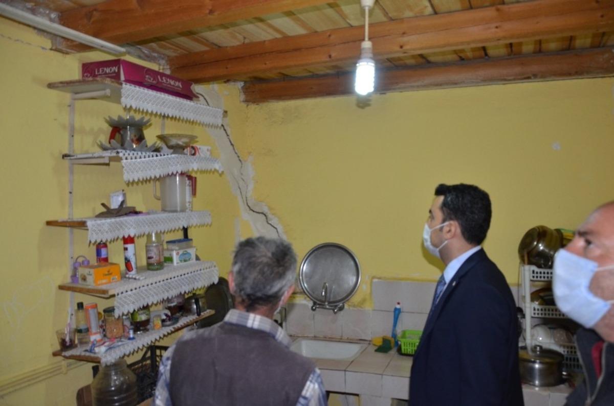 Kaymakam &Ccedil;elik, depremden zarar g&ouml;ren k&ouml;ylerde incelemelerde bulundu