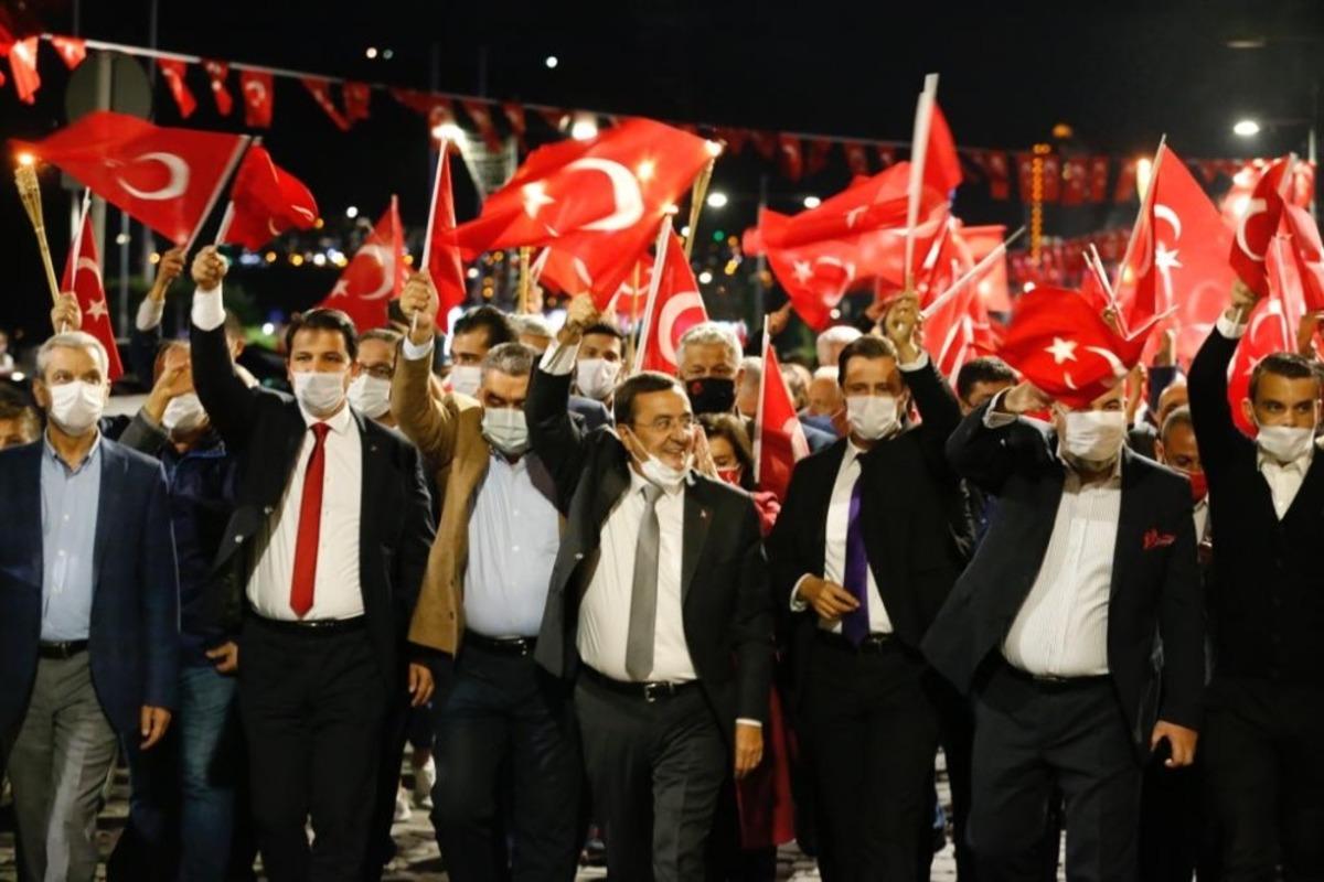 İzmir&rsquo;de Cumhuriyet&rsquo;in 97. yılında meşaleli y&uuml;r&uuml;y&uuml;ş