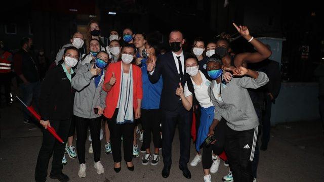 Başkan Hürriyet İzmit Belediyespor’u tebrik etti