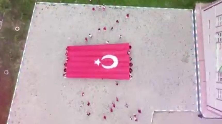 Minik &ouml;ğrencilerden harika koreografi