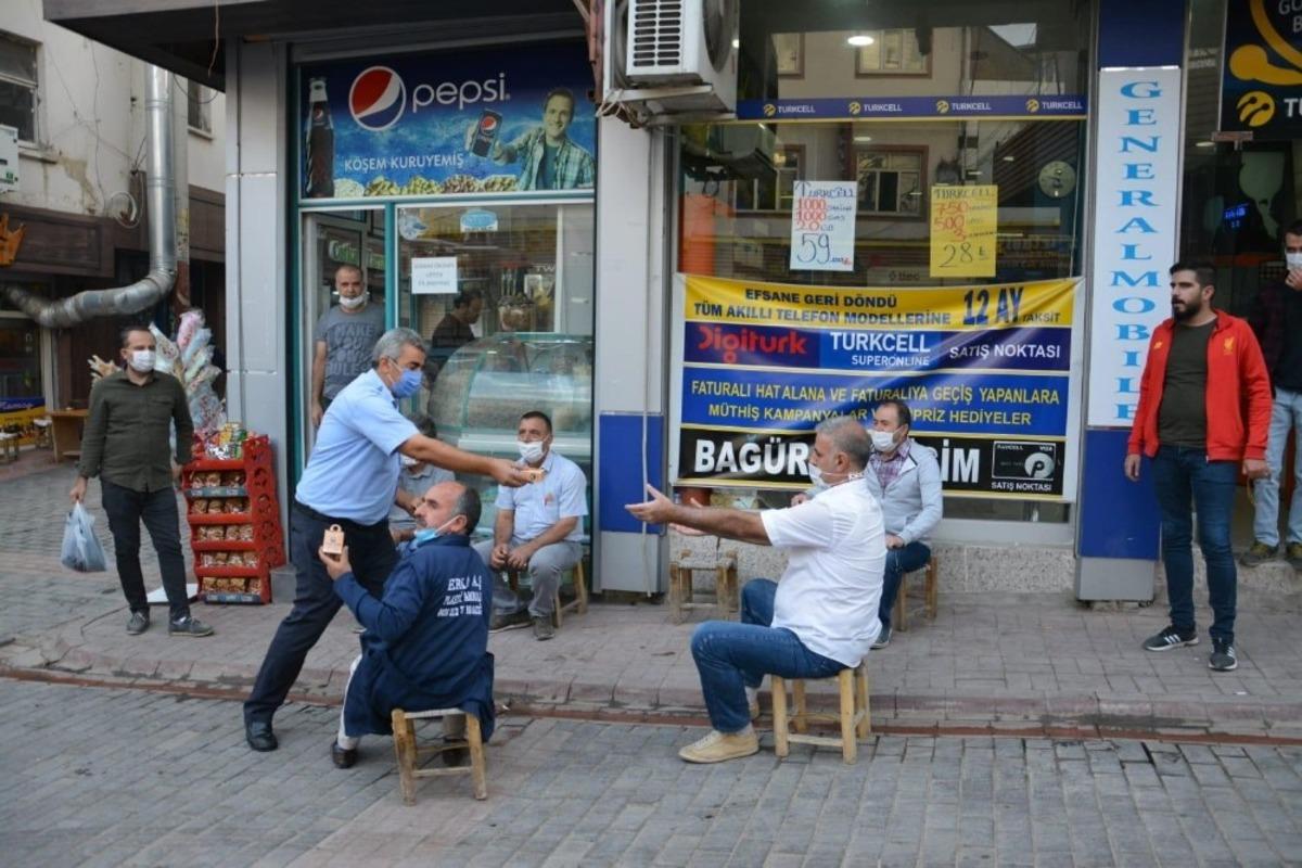 Ergani Belediyesi vatandaşlara kandil simidi dağıttı