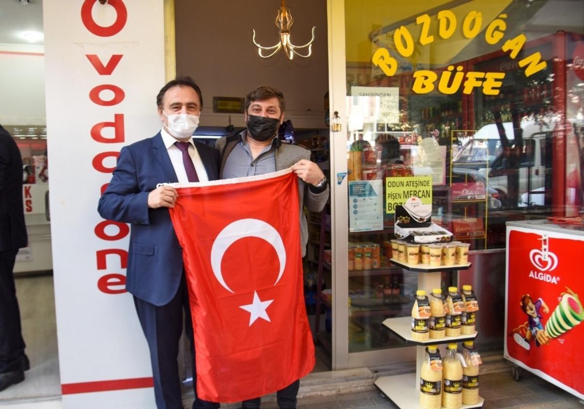 Cumhuriyet Bayramı dolayısıyla esnafa T&uuml;rk bayrağı dağıtıldı