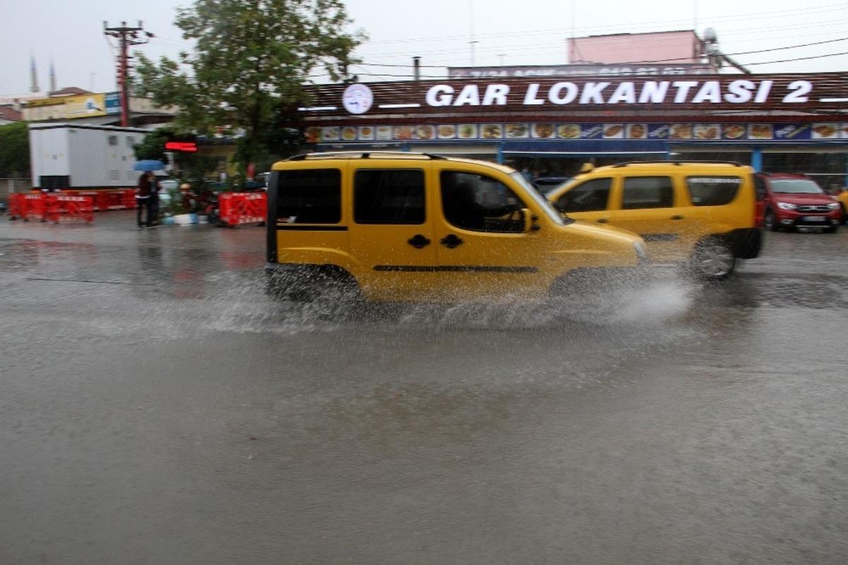 Fethiye&rsquo;de etkili olan yağış vatandaşlara zor anlar yaşattı