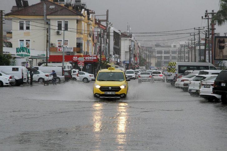 Fethiye’de etkili olan yağış vatandaşlara zor anlar yaşattı G2