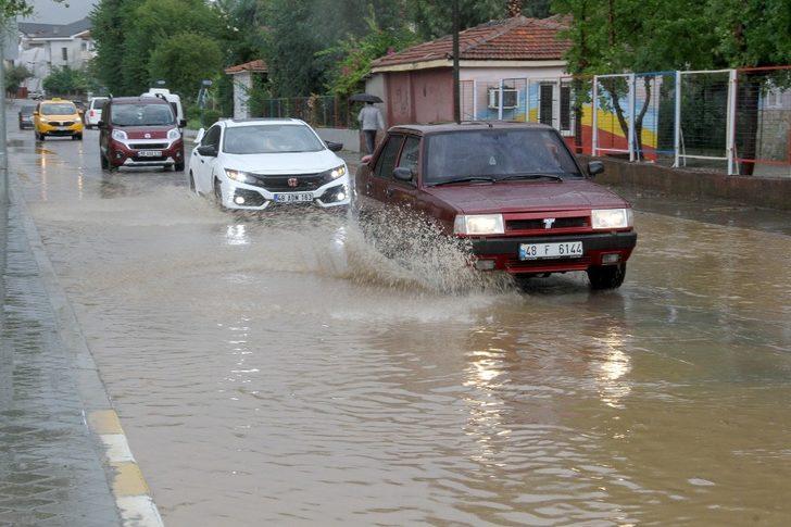 Fethiye’de etkili olan yağış vatandaşlara zor anlar yaşattı G4
