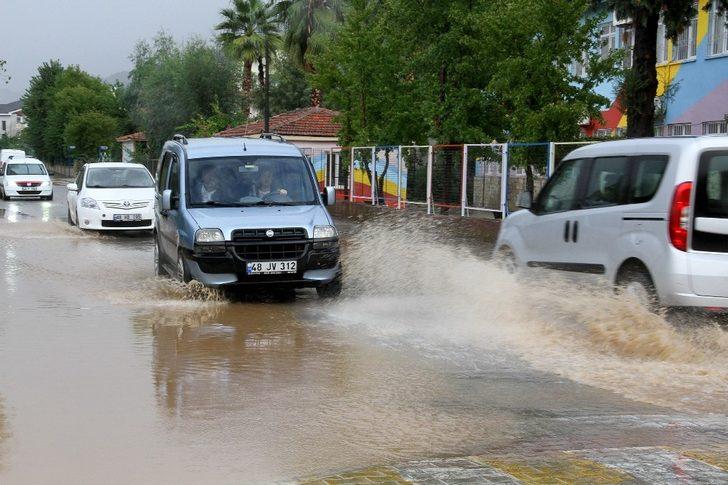 Fethiye’de etkili olan yağış vatandaşlara zor anlar yaşattı G5
