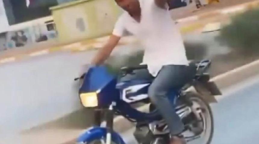 Elinde içki dolu bardakla motosiklet kullanan sürücüye para cezası