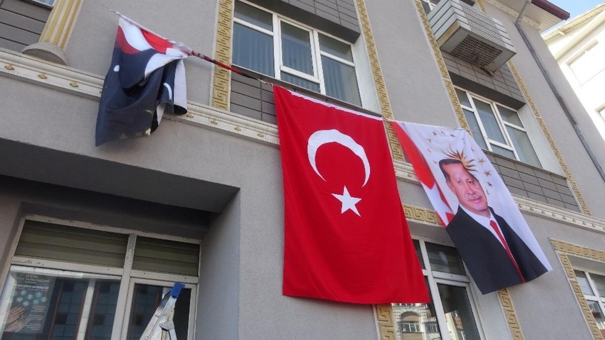Katlanan Atat&uuml;rk posteri i&ccedil;in seferber oldular