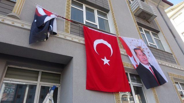 Katlanan Atatürk posteri için seferber oldular
