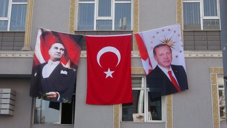 Katlanan Atatürk posteri için seferber oldular G4