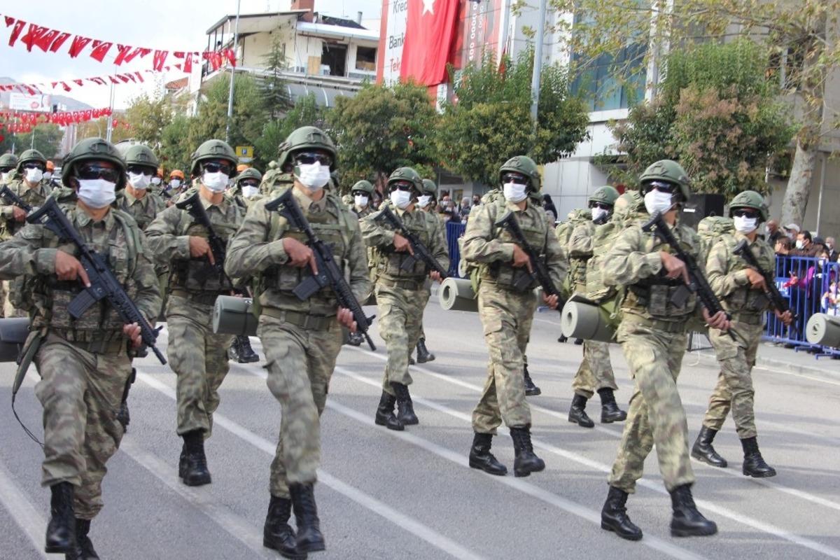 Isparta&rsquo;da 29 Ekim t&ouml;reninde komandolara b&uuml;y&uuml;k ilgi