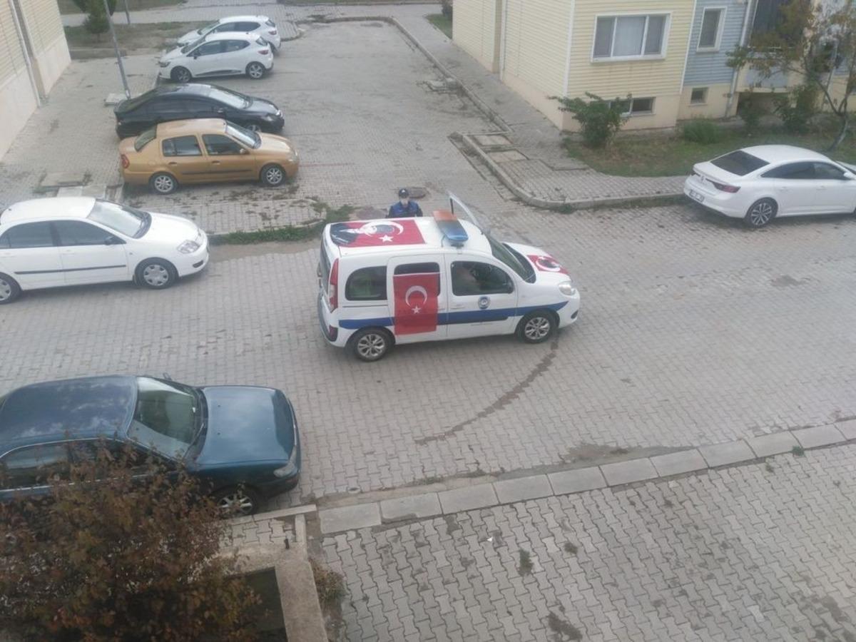 Zabıta aracı bayraklarla s&uuml;slendi