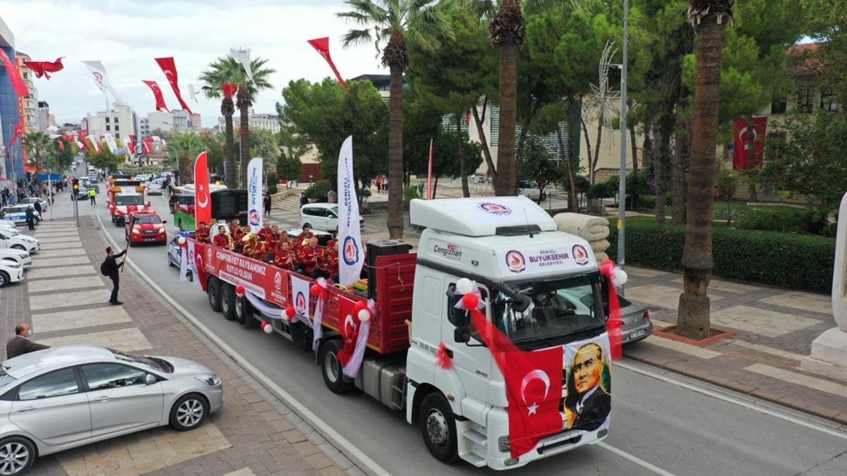 Cumhuriyet Tırıyla bayram coşkusu t&uuml;m kenti sardı