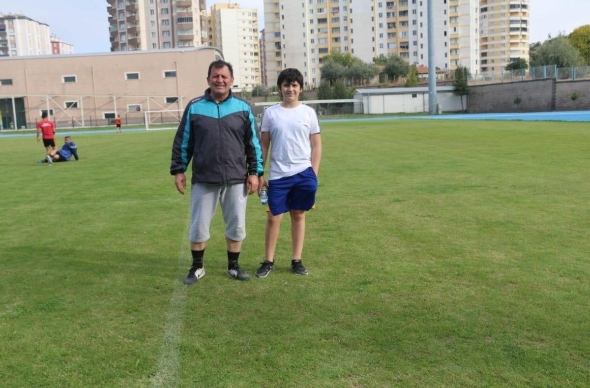 Kabakcı ile g&uuml;reş&ccedil;iler futbol h&uuml;nerlerini sergiledi