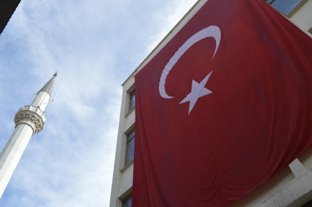 Şehrin d&ouml;rt bir yanı bayraklarla donatıldı