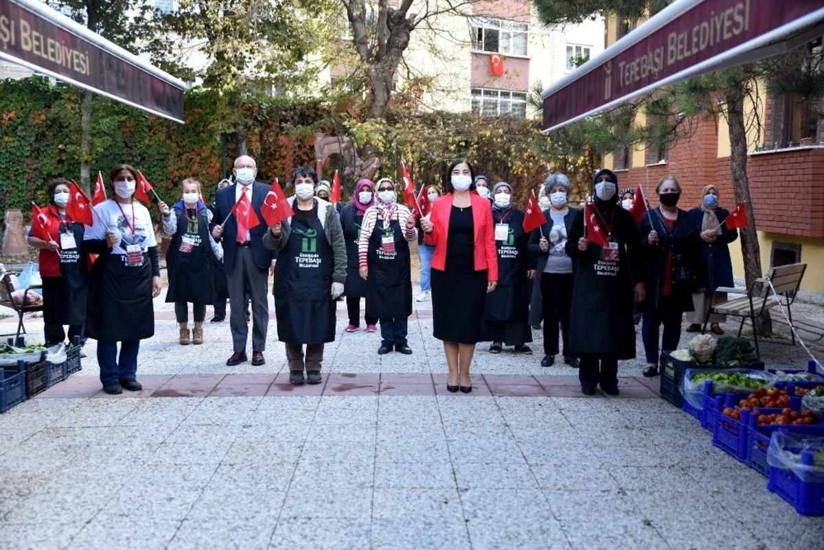 &Uuml;retici kadınların Cumhuriyet sevinci