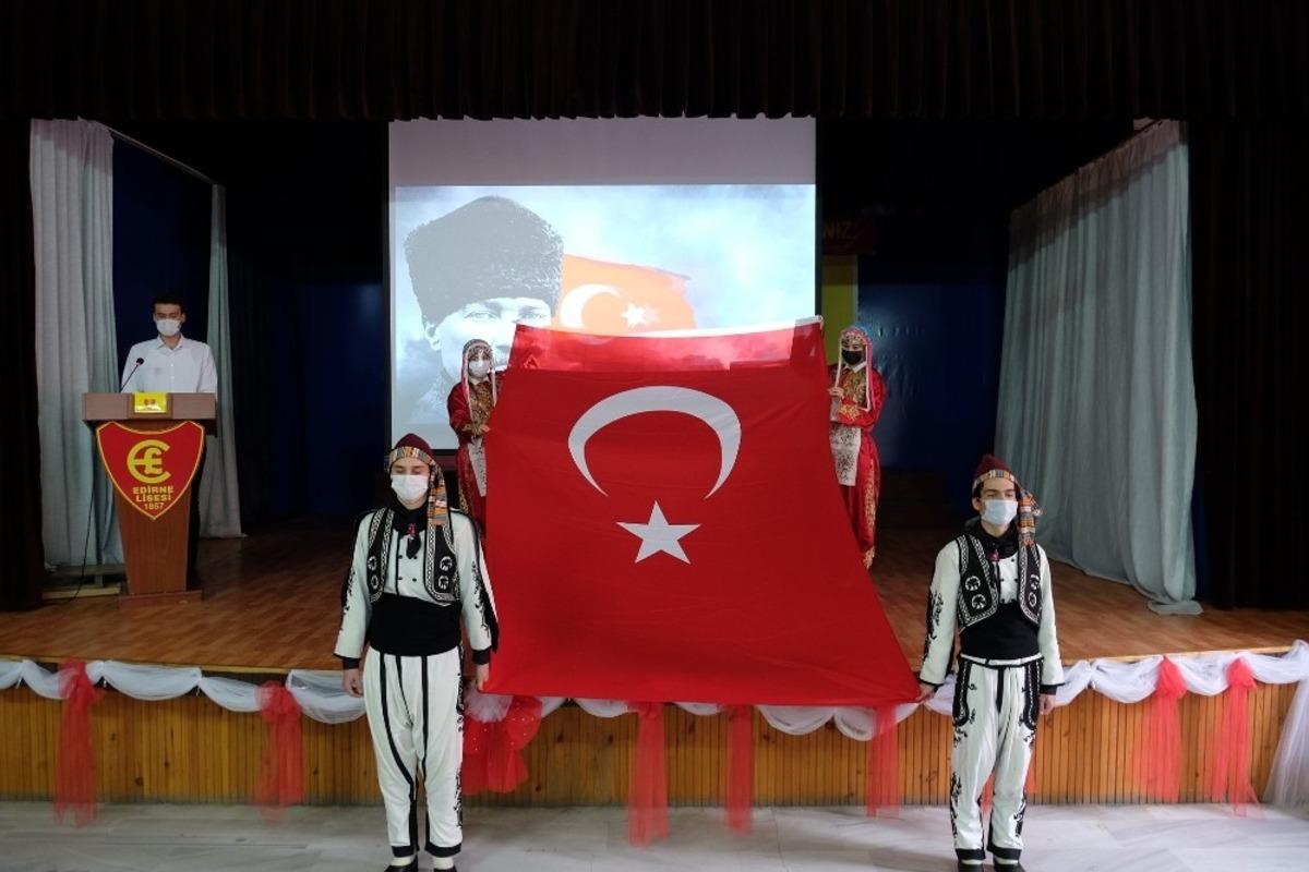&Ouml;ğrencilerin &rsquo;Cumhuriyet&rsquo; coşkusu renkli g&ouml;r&uuml;nt&uuml;lere sahne oldu